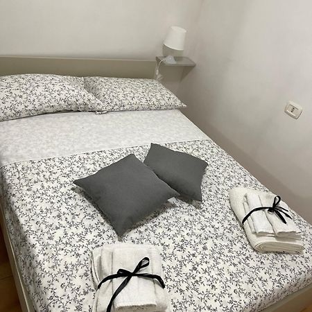 V.L Appartamento Gradoni. Napoli Esterno foto